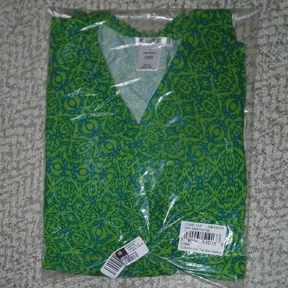 K Jordan S Teal-Kiwi Abstract Twist Shark Bite Top - Picture 2 of 5